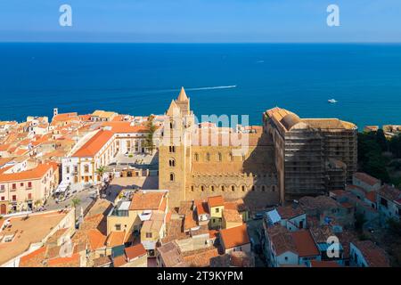 Blick aus der Vogelperspektive auf die antike Stadt Cefalù, UNESCO-Weltkulturerbe, bei Sonnenuntergang. Palermo, Sizilien, Italien. Stockfoto