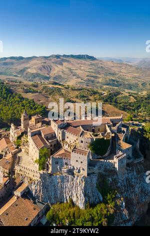 Aus der Vogelperspektive auf das alte Schloss von Caccamo, Viertel Palermo, Sizilien, Italien. Stockfoto