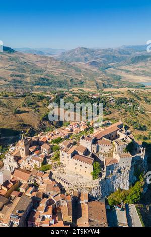 Aus der Vogelperspektive auf das alte Schloss von Caccamo, Viertel Palermo, Sizilien, Italien. Stockfoto