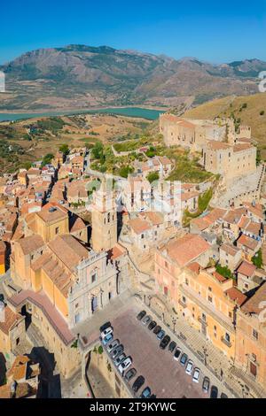 Aus der Vogelperspektive auf das alte Schloss von Caccamo, Viertel Palermo, Sizilien, Italien. Stockfoto