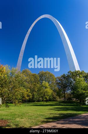 Blick über den grünen Rasen des Nationalparks zum Gateway Arch von der Basilika Saint Louis in St. Louis Missouri Stockfoto