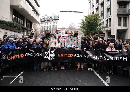 (Fünfter von links) Oberrabbiner Mirvis (von links nach rechts) Robert Rinder, Tracy-Ann Oberman, Eddie Marsan, Rachel Riley, Maureen Lipman und (zweite von rechts) Vanessa Feltz nehmen an einem marsch gegen den Antisemitismus Teil, der von der freiwillig geführten Charity Campaign Against Antisemitism an den Royal Courts of Justice in London organisiert wird. Bilddatum: Sonntag, 26. November 2023. Stockfoto