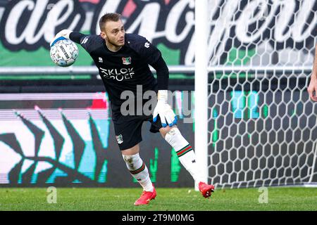 Nijmegen, Niederlande. November 2023. NIJMEGEN, NIEDERLANDE - 26. NOVEMBER: Torhüter Jasper Cillessen von NEC wirft einen Ball während des niederländischen Eredivisie-Spiels zwischen NEC Nijmegen und Go Ahead Eagles im Goffertstadion am 26. November 2023 in Nijmegen, Niederlande. (Foto: Broer van den Boom/Orange Pictures) Credit: Orange Pics BV/Alamy Live News Stockfoto