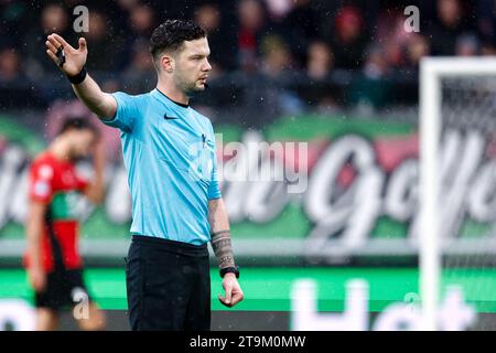 Nijmegen, Niederlande. November 2023. NIJMEGEN, NIEDERLANDE - 26. NOVEMBER: Schiedsrichter Robin Hensgens gibt während des niederländischen Eredivisie-Spiels zwischen NEC Nijmegen und Go Ahead Eagles am 26. November 2023 im Goffertstadion in Nijmegen, Niederlande. (Foto: Broer van den Boom/Orange Pictures) Credit: Orange Pics BV/Alamy Live News Stockfoto