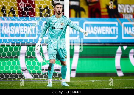 Nijmegen, Niederlande. November 2023. NIJMEGEN, NIEDERLANDE - 26. NOVEMBER: Torhüter Jeffrey de lange von Go Ahead Eagles Gesten während des niederländischen Eredivisie-Spiels zwischen NEC Nijmegen und Go Ahead Eagles am 26. November 2023 im Goffertstadion in Nijmegen, Niederlande. (Foto: Broer van den Boom/Orange Pictures) Credit: Orange Pics BV/Alamy Live News Stockfoto