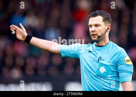 Nijmegen, Niederlande. November 2023. NIJMEGEN, NIEDERLANDE - 26. NOVEMBER: Schiedsrichter Robin Hensgens gibt während des niederländischen Eredivisie-Spiels zwischen NEC Nijmegen und Go Ahead Eagles am 26. November 2023 im Goffertstadion in Nijmegen, Niederlande. (Foto: Broer van den Boom/Orange Pictures) Credit: Orange Pics BV/Alamy Live News Stockfoto