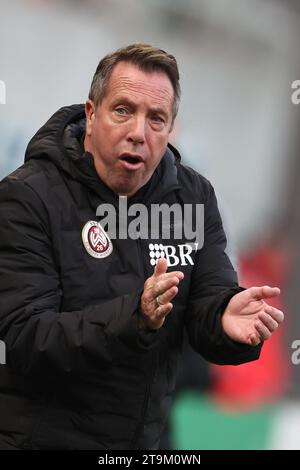 26. November 2023, Bayern, Fürth: Fußball, 2. Bundesliga, SpVgg Greuther Fürth - SV Wehen Wiesbaden, 14. Spieltag im Sportpark Ronhof Thomas Sommer. Markus Kauczinski, Wiesbadener Trainer, reagiert auf das Spiel. Foto: Daniel Karmann/dpa - WICHTIGER HINWEIS: Gemäß den Vorschriften der DFL Deutschen Fußball-Liga und des DFB Deutschen Fußball-Bundes ist es verboten, im Stadion und/oder des Spiels aufgenommene Fotografien in Form von sequenziellen Bildern und/oder videoähnlichen Fotoserien zu verwenden oder zu nutzen. Stockfoto