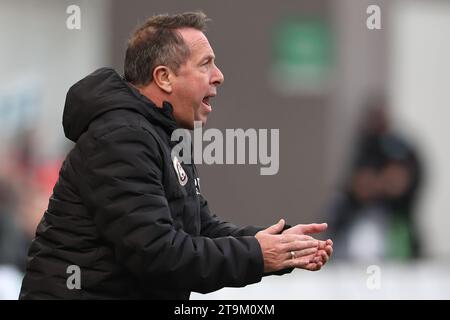 26. November 2023, Bayern, Fürth: Fußball, 2. Bundesliga, SpVgg Greuther Fürth - SV Wehen Wiesbaden, 14. Spieltag im Sportpark Ronhof Thomas Sommer. Markus Kauczinski, Wiesbadener Trainer, reagiert auf das Spiel. Foto: Daniel Karmann/dpa - WICHTIGER HINWEIS: Gemäß den Vorschriften der DFL Deutschen Fußball-Liga und des DFB Deutschen Fußball-Bundes ist es verboten, im Stadion und/oder des Spiels aufgenommene Fotografien in Form von sequenziellen Bildern und/oder videoähnlichen Fotoserien zu verwenden oder zu nutzen. Stockfoto