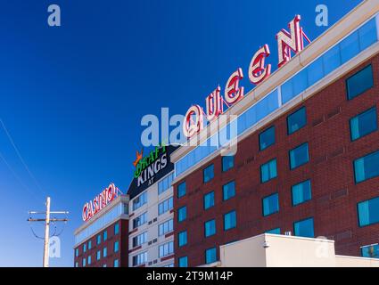 East St Louis, IL - 21. Oktober 2023: Fassade der Draft Kings im Queen Casino in Illinois Stockfoto