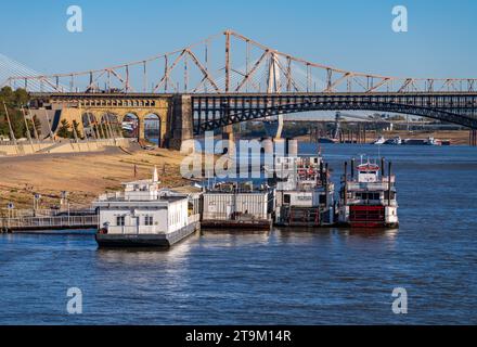 St Louis, MO - 21. Oktober 2023: Niedrigwasserspiegel im Mississippi-Fluss mit Kasino-Flussläufen am Ufer Stockfoto