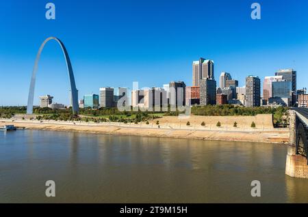 St Louis, MO - 21. Oktober 2023: Niedrigwasserspiegel im Mississippi-Fluss bieten einen ungewöhnlichen Blick auf den Torbogen, der über dem Fluss thront und von der EADS-Brücke aus gesehen wird Stockfoto