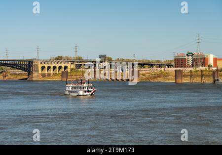 St Louis, MO - 21. Oktober 2023: Gateway Arch Riverboat auf dem Mississippi River in Saint Louis, Missouri Stockfoto