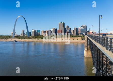 St Louis, MO - 21. Oktober 2023: Niedrigwasserstände im Mississippi bieten einen ungewöhnlichen Blick auf den Torbogen am Flussufer von der EADS Bridge aus Stockfoto