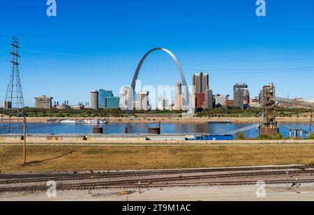 East St Louis, IL - 21. Oktober 2023: Niedrigwasserstände im Mississippi River bieten einen ungewöhnlichen Blick auf den Gateway Arch am Flussufer in Illinois Stockfoto