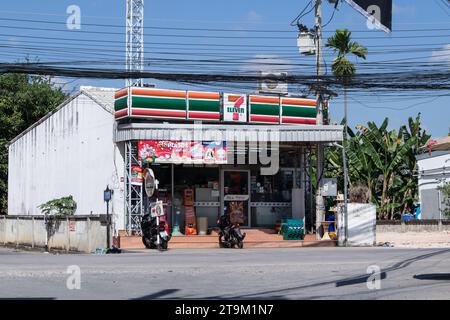 Chiangmai, Thailand - 12. Dezember 2022: 7-11 Geschäfte. Lage an der Straße Nr. 121. Etwa 6 km von chiangmai entfernt. Chiangmai, Thailand. Stockfoto