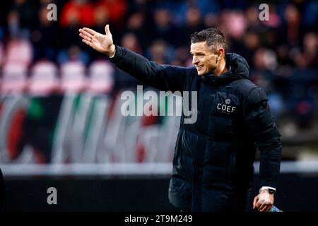 Nijmegen, Niederlande. November 2023. NIJMEGEN, NIEDERLANDE - 26. NOVEMBER: Cheftrainer Rogier Meijer von NEC Gestures während des niederländischen Eredivisie-Spiels zwischen NEC Nijmegen und Go Ahead Eagles im Goffertstadion am 26. November 2023 in Nijmegen, Niederlande. (Foto: Broer van den Boom/Orange Pictures) Credit: Orange Pics BV/Alamy Live News Stockfoto