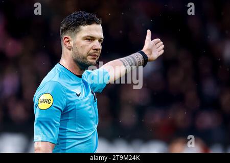 Nijmegen, Niederlande. November 2023. NIJMEGEN, NIEDERLANDE - 26. NOVEMBER: Schiedsrichter Robin Hensgens gibt während des niederländischen Eredivisie-Spiels zwischen NEC Nijmegen und Go Ahead Eagles am 26. November 2023 im Goffertstadion in Nijmegen, Niederlande. (Foto: Broer van den Boom/Orange Pictures) Credit: Orange Pics BV/Alamy Live News Stockfoto