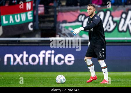 Nijmegen, Niederlande. November 2023. NIJMEGEN, NIEDERLANDE - 26. NOVEMBER: Torhüter Jasper Cillessen von NEC tritt den Ball während des niederländischen Eredivisie-Spiels zwischen NEC Nijmegen und Go Ahead Eagles am 26. November 2023 im Goffertstadion in Nijmegen, Niederlande. (Foto: Broer van den Boom/Orange Pictures) Credit: Orange Pics BV/Alamy Live News Stockfoto