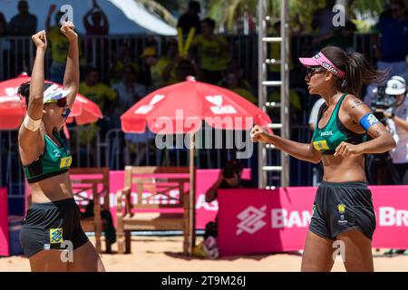 Joao Pessoa, Brasilien. November 2023. ANA Patricia (R)/Duda aus Brasilien feiern den Sieg des Halbfinalspiels der Frauen zwischen Xue Chen/Xia Xinyi aus China und Ana Patricia/Duda aus Brasilien bei der World Beach Volleyball Pro Tour 2023 in Joao Pessoa, Brasilien, 26. November 2023. Quelle: Wang Tiancong/Xinhua/Alamy Live News Stockfoto