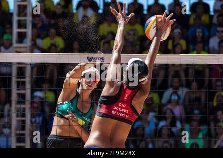 Joao Pessoa, Brasilien. November 2023. Xue Chen (R) aus China blockiert während des Halbfinalspiels der Frauen zwischen Xue Chen/Xia Xinyi aus China und Ana Patricia/Duda aus Brasilien bei der World Beach Volleyball Pro Tour 2023 in Joao Pessoa, Brasilien, 26. November 2023. Quelle: Wang Tiancong/Xinhua/Alamy Live News Stockfoto