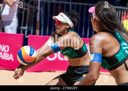 Joao Pessoa, Brasilien. November 2023. ANA Patricia/Duda (L) aus Brasilien treten beim Halbfinalspiel der Frauen zwischen Xue Chen/Xia Xinyi aus China und Ana Patricia/Duda aus Brasilien an der World Beach Volleyball Pro Tour 2023 in Joao Pessoa, Brasilien, am 26. November 2023 an. Quelle: Wang Tiancong/Xinhua/Alamy Live News Stockfoto