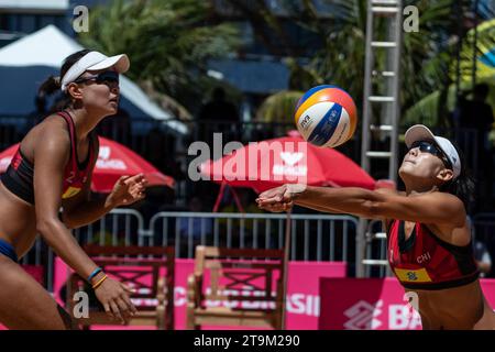 Joao Pessoa, Brasilien. November 2023. Xue Chen (R)/Xia Xinyi aus China treten beim Halbfinalspiel der Frauen zwischen Xue Chen/Xia Xinyi aus China und Ana Patricia/Duda aus Brasilien an der World Beach Volleyball Pro Tour 2023 in Joao Pessoa, Brasilien, am 26. November 2023 an. Quelle: Wang Tiancong/Xinhua/Alamy Live News Stockfoto