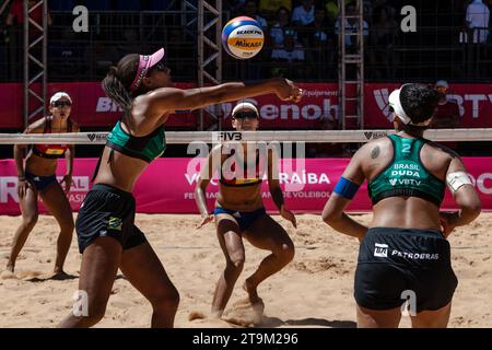 Joao Pessoa, Brasilien. November 2023. ANA Patricia (Front L)/Duda aus Brasilien treten beim Halbfinalspiel der Frauen zwischen Xue Chen/Xia Xinyi aus China und Ana Patricia/Duda aus Brasilien an der World Beach Volleyball Pro Tour 2023 in Joao Pessoa, Brasilien, am 26. November 2023 an. Quelle: Wang Tiancong/Xinhua/Alamy Live News Stockfoto