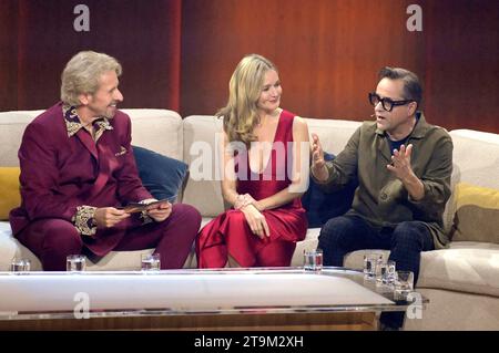 Thomas Gottschalk, Stefanie Stappenbeck und Jan Josef Liefers in der ZDF-Unterhaltungsshow 'Wetten, dass...?' Live aus der Messe Offenburg-Ortenau. Offenburg, 25.11.2023 Stockfoto