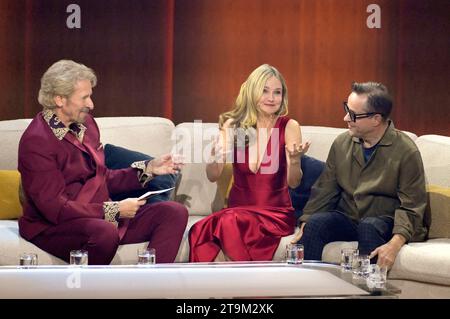 Thomas Gottschalk, Stefanie Stappenbeck und Jan Josef Liefers in der ZDF-Unterhaltungsshow 'Wetten, dass...?' Live aus der Messe Offenburg-Ortenau. Offenburg, 25.11.2023 Stockfoto