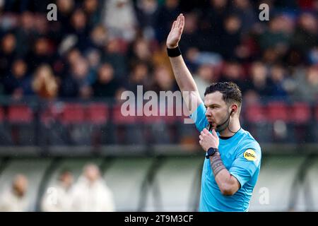 Nijmegen, Niederlande. November 2023. NIJMEGEN, NIEDERLANDE - 26. NOVEMBER: Schiedsrichter Robin Hensgens pfeift während des niederländischen Eredivisie-Spiels zwischen NEC Nijmegen und Go Ahead Eagles am 26. November 2023 im Goffertstadion in Nijmegen, Niederlande. (Foto: Broer van den Boom/Orange Pictures) Credit: Orange Pics BV/Alamy Live News Stockfoto