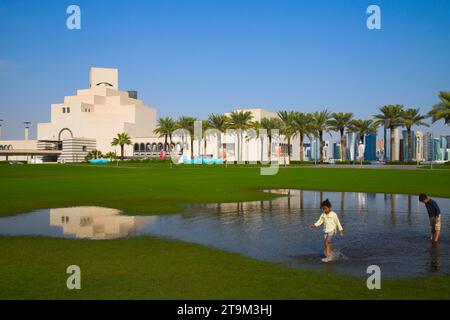 Katar, Doha, Museum für Islamische Kunst, I.M.Pei Architekt, MIA Park, Menschen, Kinder, Stockfoto