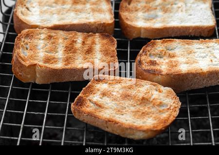 Croutons oder Brottoasts auf dem Grill gebraten Stockfoto
