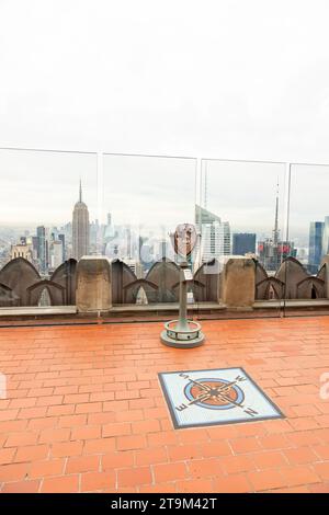 Blick auf das Empire State Building und Manhattan von Top of the Rock, Rockefeller Center, New York City, Vereinigte Staaten von Amerika Stockfoto
