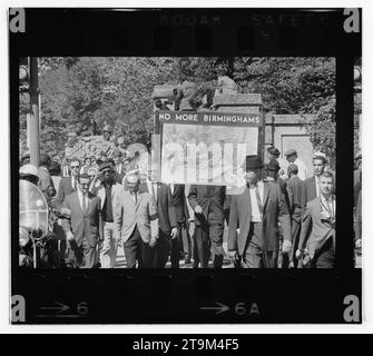 Der Congress of Racial Equality führt einen marsch in der Hauptstadt des Landes durch, um an die vier afroamerikanischen Mädchen zu erinnern, die bei einem rassistisch motivierten Bombenanschlag auf die 16th Street Baptist Church in Birmingham, Alabama, Washington, District of Columbia, 1963 getötet wurden. (Foto: Thomas O'Halloran/US News and World Report Magazine Collection) Stockfoto