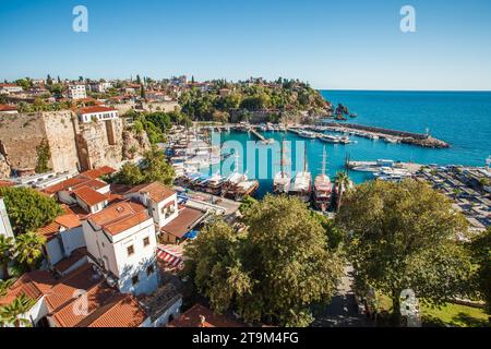 Antalya, Türkei - 4. Oktober 2021: Blick auf die Altstadt, die Dächer von Häusern, den Hafen der Altstadt, den Yachthafen Stockfoto