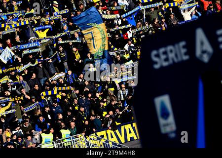 Frosinone, Italien. November 2023. Frosinone-Fans jubeln während des Fußballspiels der Serie A zwischen Frosinone Calcio und Genua CFC im Benito Stirpe-Stadion in Frosinone (Italien) am 26. November 2023 an. Quelle: Insidefoto di andrea staccioli/Alamy Live News Stockfoto