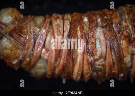 Lammdärme und Giblets auf Spucke für Kokorech gebraten. Stockfoto