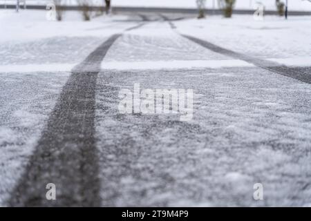 Bayern, Deutschland - 26. November 2023: Schnee und Eis auf einer Straße. Rutschige Straße *** Schnee und Eis auf einer Straße. Glatte Fahrbahn Stockfoto