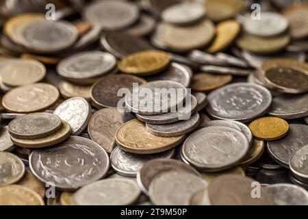 Münzen türkisch anders, Kurushi und Lira, in großen Mengen, selektiver Fokus. Stockfoto