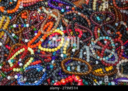 Armbänder aus mehrfarbigen Perlen an einer Schnur, lose, selektive Fokussierung. Stockfoto