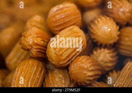 Tulumba, türkisches Dessert-Gericht mit süßem Sirup, selektiver Fokus. Stockfoto