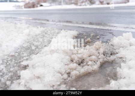 Bayern, Deutschland - 26. November 2023: Schnee und Eis auf einer Straße. Rutschige Straße *** Schnee und Eis auf einer Straße. Glatte Fahrbahn Stockfoto