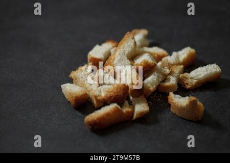 Getrocknete Zwieback gekocht, Bündel, Krümel, Nahaufnahme, auf dunklem Hintergrund, selektiver Fokus. Stockfoto