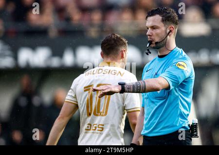 Nijmegen, Niederlande. November 2023. NIJMEGEN, NIEDERLANDE - 26. NOVEMBER: Schiedsrichter Robin Hensgens pfeift während des niederländischen Eredivisie-Spiels zwischen NEC Nijmegen und Go Ahead Eagles am 26. November 2023 im Goffertstadion in Nijmegen, Niederlande. (Foto: Broer van den Boom/Orange Pictures) Credit: Orange Pics BV/Alamy Live News Stockfoto