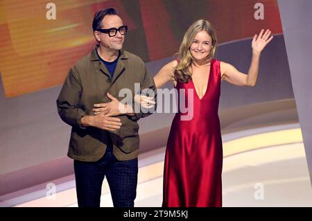 Jan Josef Liefers und Stefanie Stappenbeck in der ZDF-Unterhaltungsshow Wetten, dass. Live aus der Messe Offenburg-Ortenau. Offenburg, 25.11.2023 *** Jan Josef Liefers und Stefanie Stappenbeck in der ZDF-Unterhaltungsshow Wetten, dass live von der Messe Offenburg Ortenau Offenburg, 25 11 2023 Foto:XF.xKernx/xFuturexImagex wetten dass 4592 Credit: Imago/Alamy Live News Stockfoto