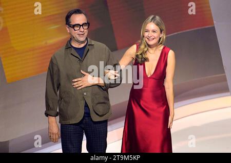 Jan Josef Liefers und Stefanie Stappenbeck in der ZDF-Unterhaltungsshow Wetten, dass. Live aus der Messe Offenburg-Ortenau. Offenburg, 25.11.2023 *** Jan Josef Liefers und Stefanie Stappenbeck in der ZDF-Unterhaltungsshow Wetten, dass live von der Messe Offenburg Ortenau Offenburg, 25 11 2023 Foto:XF.xKernx/xFuturexImagex wetten dass 4590 Credit: Imago/Alamy Live News Stockfoto