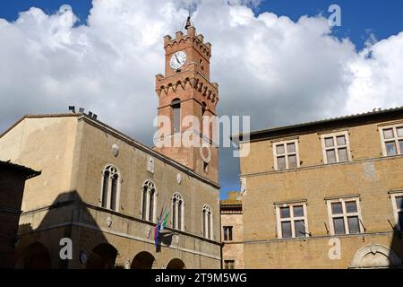 Loggia und Bell Turm des Palazzo Comunale auf der zentralen Piazza in der Renaissance Hügel Stadt Pienza, Toskana, Italien Stockfoto