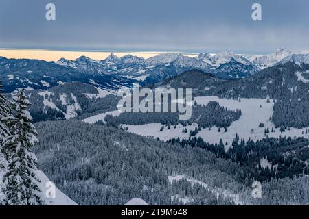 Anspruchsvolle Schneeschuhtour zum Tennenmooskopf auf der Nagelfluhkette in den Allgauer Alpen Stockfoto