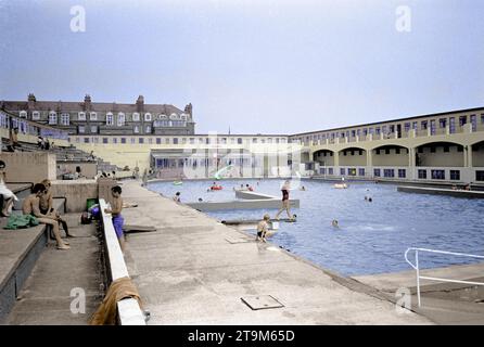 Farbiges Foto vom Ferienlager Hastings Bade Pool im Jahr 1981. Der Pool wurde verkleinert, aber die Chalets stehen für Urlauber noch zur Verfügung, Stockfoto