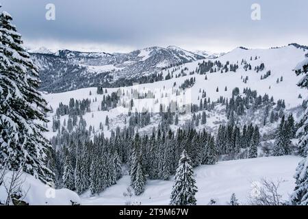 Anspruchsvolle Schneeschuhtour zum Tennenmooskopf auf der Nagelfluhkette in den Allgauer Alpen Stockfoto